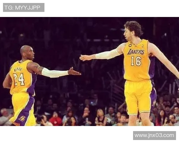 足球明星们的爱情故事揭秘球场外的浪漫与挑战交织的情感旅程 足球明星们的爱情故事揭秘球场外的浪漫与挑战交织的情感旅程