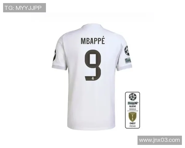 足球明星训练外套时尚搭配与风格解析全景展示