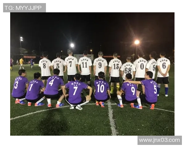 足球明星齐聚一堂合影留念展现团结与友谊的精彩瞬间