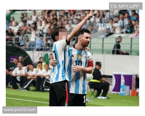 足球明星遭球迷热情拥抱引发现场狂欢瞬间回顾